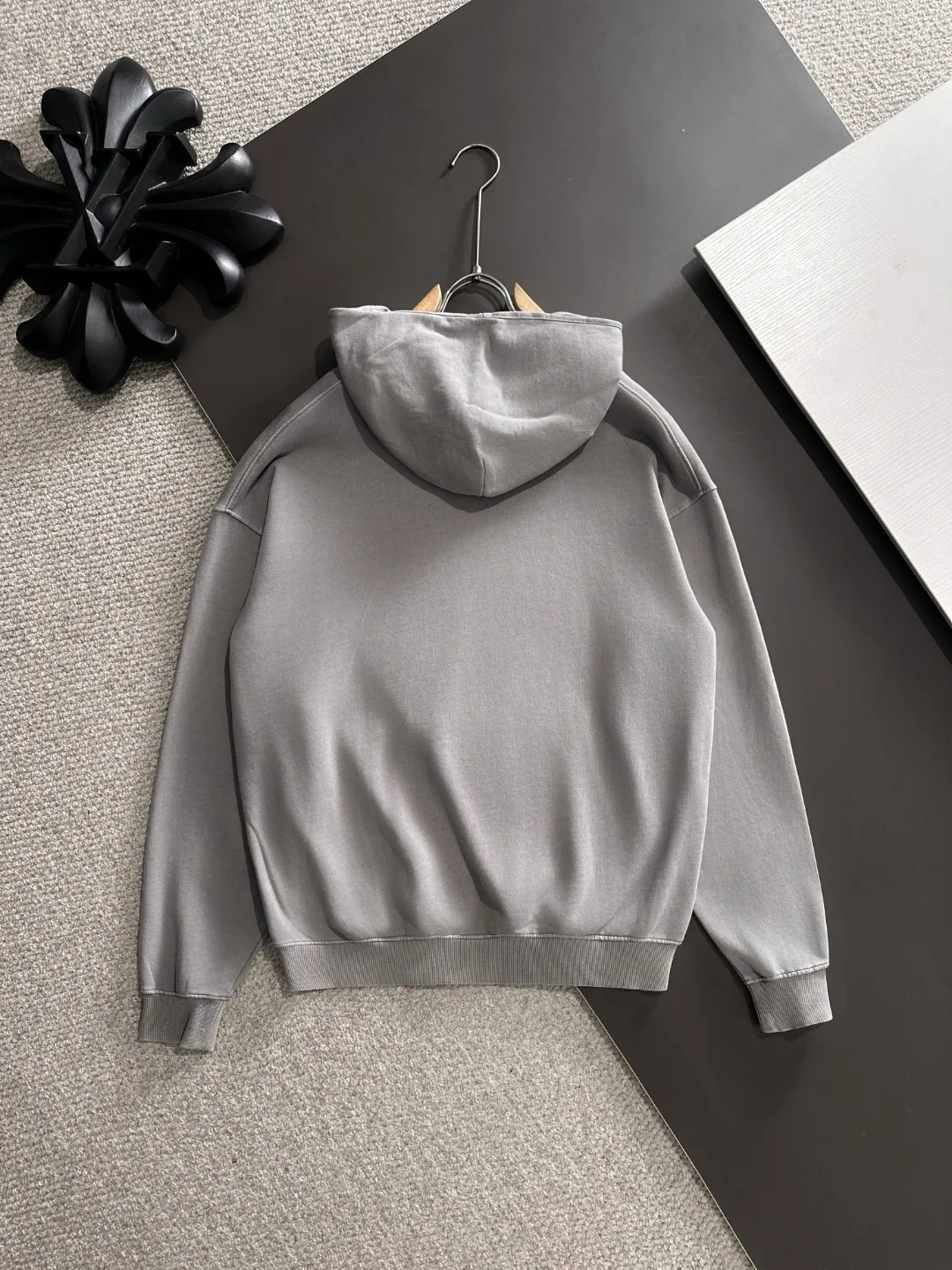 Next day shipping P720 Stone lsland/stone island high quality 2025 autumn and winter new casual heavy industry suit exclusively developed by yb! High quality production! The top version of the trading company channel order, external orders for imported custom fabrics, high breathability and comfort, impeccable details, absolutely worth buying! This type of suit is also a must-have for lazy people. You don’t have to think about how to match it, you can just get it in one set! Brand element design concept, delicate and soft feel! It presents a casual cut and the upper body shape is great! On sale simultaneously on the official website! From a high-end men's positioning brand, the low-key luxury taste is irresistible! Exquisite workmanship and impeccable quality! The overall style is simple, fashionable and timeless, fully meeting the requirements of stylish and tasteful dressing! Sizes: S to XL (or state your height and weight when placing an order)